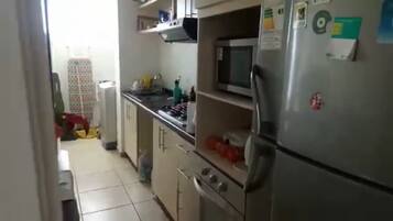 Apartemen Comfort | Dapur pribadi | Lemari es, microwave, oven, dan kompor