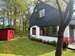 Exterior - Family-friendly, cozy accommodation with a beautiful garden plot  (Bruinisse)