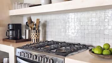 Frigorífico, horno, placa de cocina y cafetera o tetera