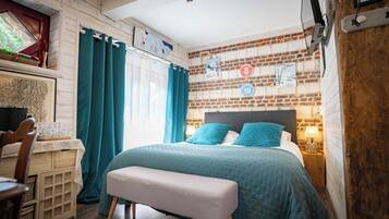 Tweepersoonskamer | Individueel gedecoreerd, individueel gemeubileerd, een bureau