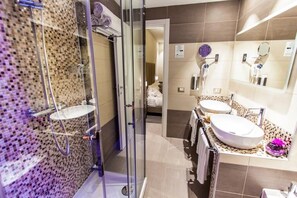 Shower, rainfall showerhead, free toiletries, hair dryer