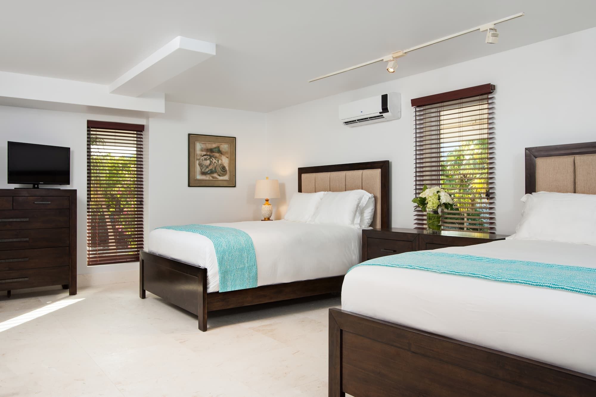 4 slaapkamers, een kluis op de kamer, een strijkplank/strijkijzer, wifi