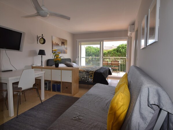 2 habitaciones, tabla de planchar con plancha, internet y ropa de cama