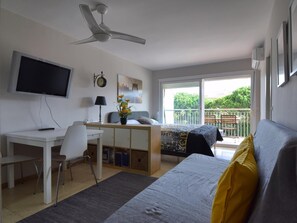 2 habitaciones, tabla de planchar con plancha, internet y ropa de cama