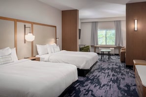 Escritorio, espacio para trabajar con laptop y cortinas blackout