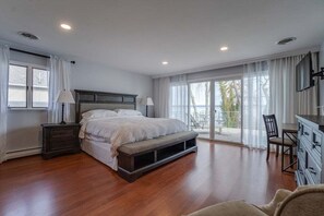 4 bedrooms, iron/ironing board, free WiFi, bed sheets