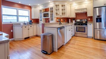 KylskÄp, mikrovÄgsugn, ugn och spishÀll