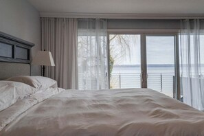 4 bedrooms, iron/ironing board, free WiFi, bed sheets - Moon Dance: private lake home on Seneca Lake (Dresden)