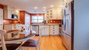 KylskÄp, mikrovÄgsugn, ugn och spishÀll