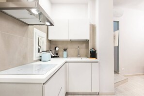 Kühlschrank, Mikrowelle, Herdplatte, Wasserkocher mit Kaffee-/Teezubehör