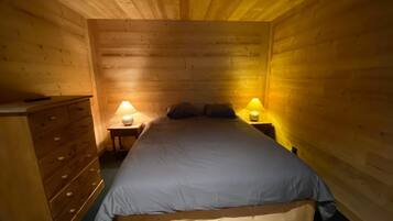 6 bedrooms, iron/ironing board, WiFi, bed sheets