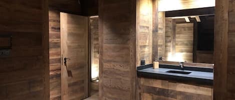 6 habitaciones, tabla de planchar con plancha, wifi y ropa de cama