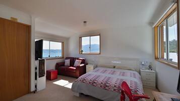 3 makuuhuonetta, työpöytä, silitysrauta/-lauta, vauvan matkasänky