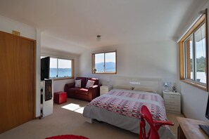 3 makuuhuonetta, työpöytä, silitysrauta/-lauta, vauvan matkasänky