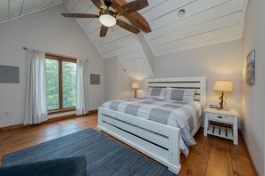 4 عدّة غرف نوم وواي فاي مجانًا وملاءات أسرّة