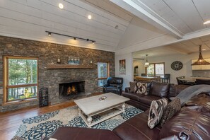 Fernseher, Kamin, Tischfußball, Tischtennisplatte