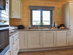 Oppvaskmaskin, høy barnestol og fryser