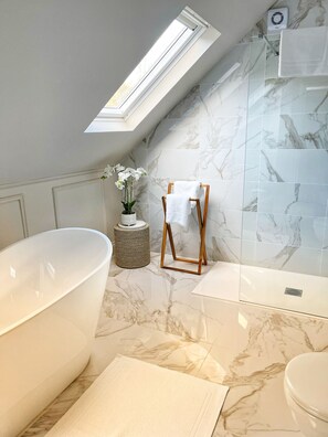 Combined shower/tub, hair dryer, towels, soap - Stylish, 5 star venue with stunning views, perfect for special celebrations (Tighnabruaich)
