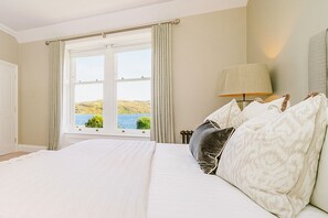 8 bedrooms, desk, iron/ironing board, travel crib