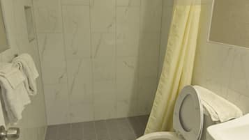 Een badkamer met een douche, toilet en een handdoekhouder.