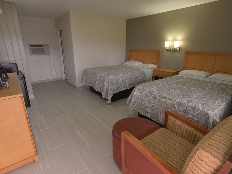 Habitación estándar, 2 camas matrimoniales, para no fumadores | Escritorio, espacio para trabajar con laptop y wifi gratis