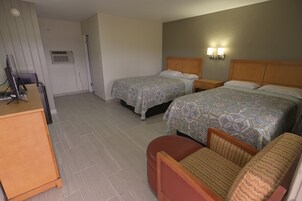 Quarto standard, 2 camas de casal, para não fumantes | Escrivaninha, espaço de trabalho para notebook, Wi-Fi de cortesia