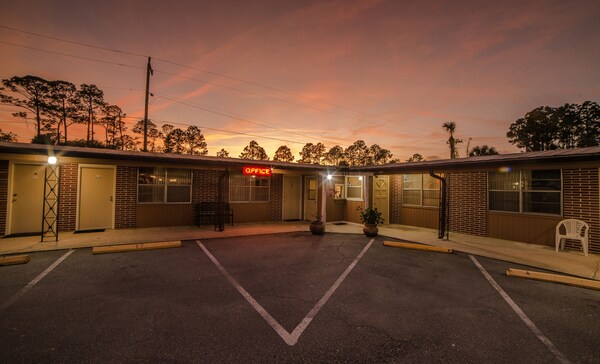 Deluxe Inn - Palm Coast, FL