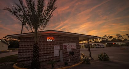 Deluxe Inn