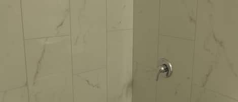 Tina con regadera, amenidades de baño gratuitas, secadora de cabello