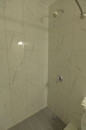 Suihkun ja ammeen yhdistelmä, ilmaiset hygieniatuotteet, hiustenkuivaaja