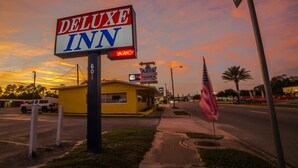 A hotel named DELUXE INN with a 'VACANCY' sign, located at the intersection of RIDGEWAY AVE and STATE ST. - Deluxe Inn (Bunnell)