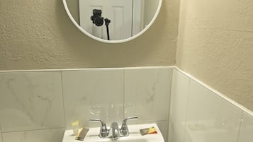 Combined shower/bathtub, free toiletries, hair dryer, towels