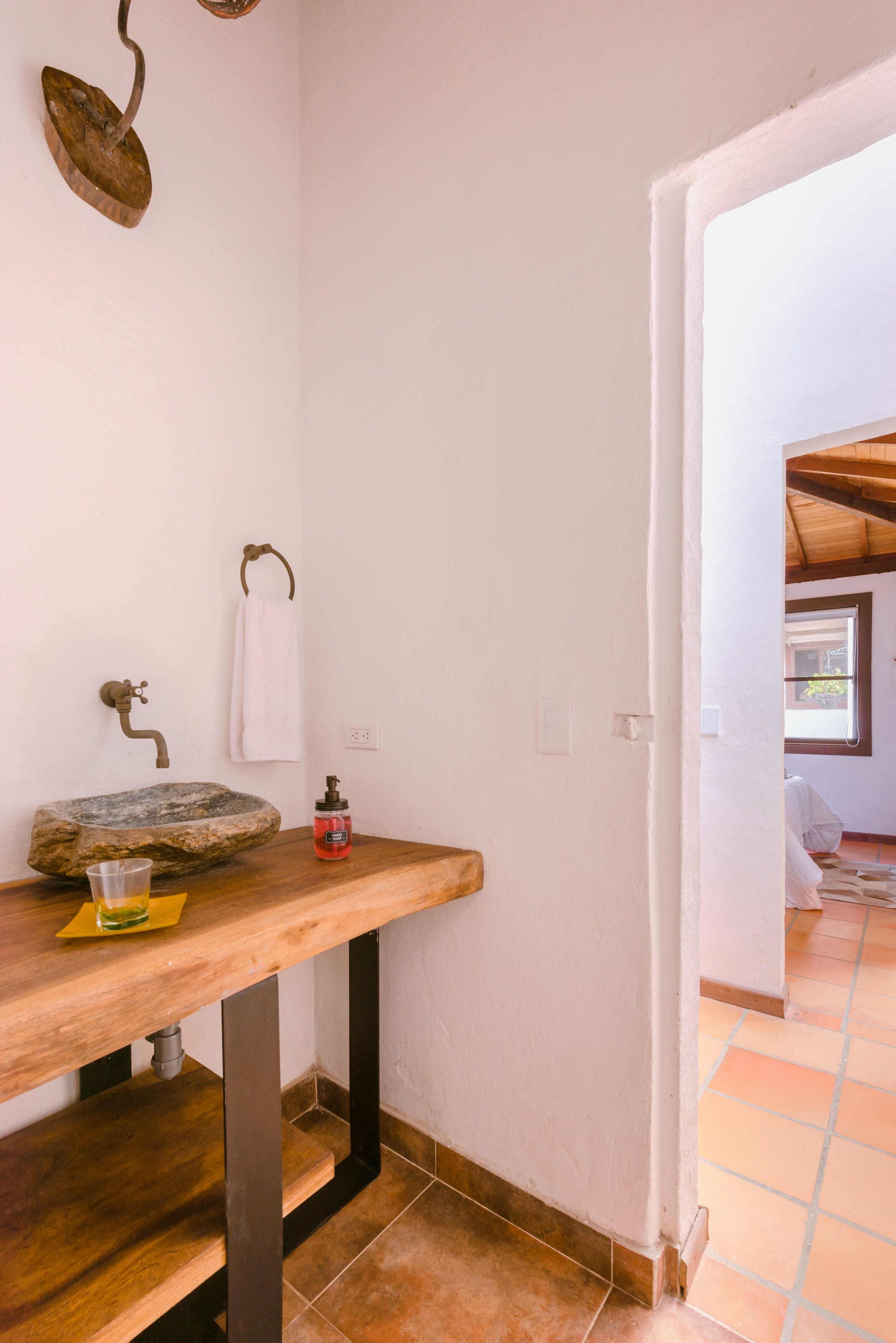 standard room, 1 double bed | bathroom | shower, towels, soap, shampoo