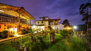 住宿正面 (夜晚)
