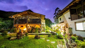 Fachada de la propiedad por la tarde o noche
