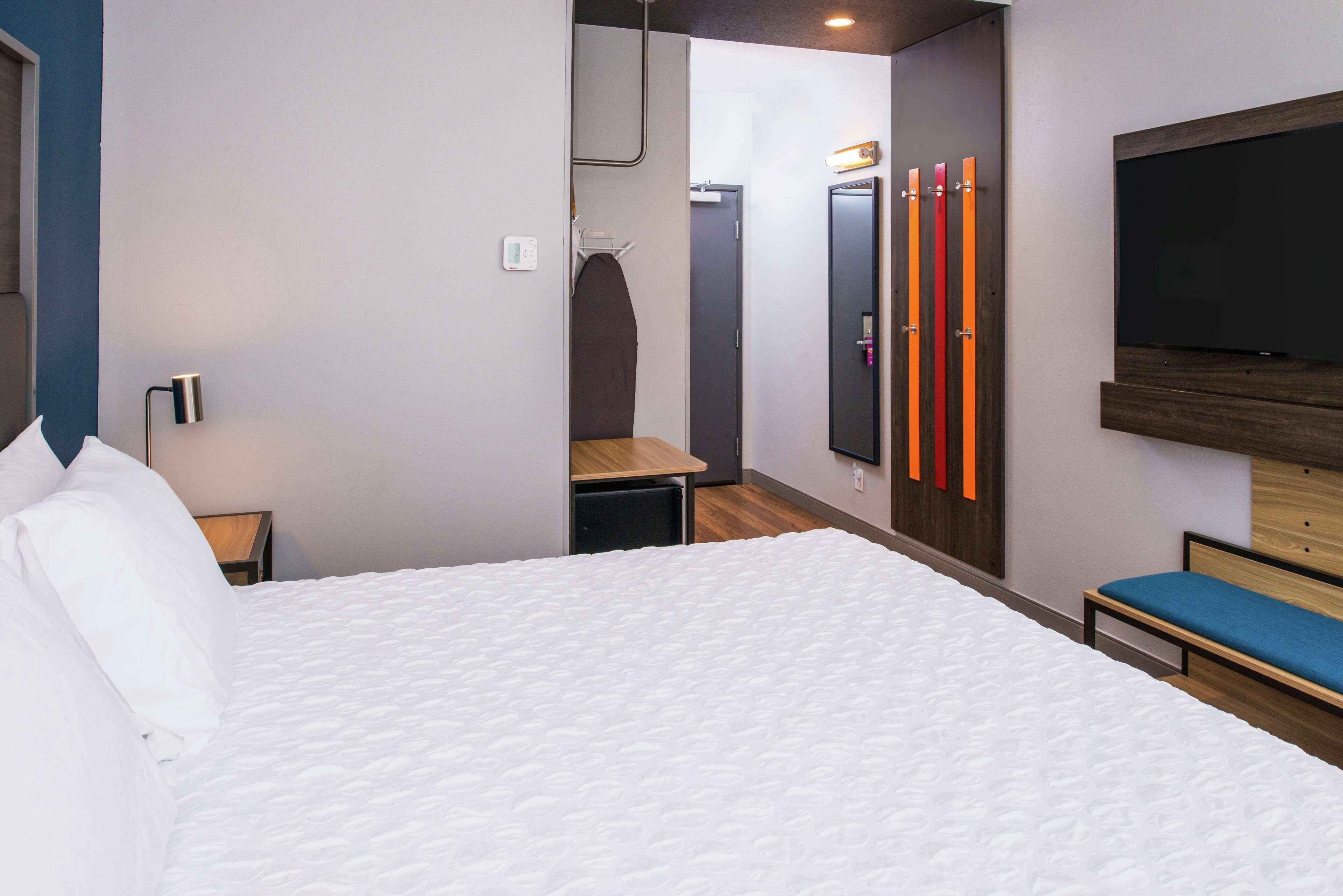 Cortinas opacas, tabla de planchar con plancha, wifi gratis