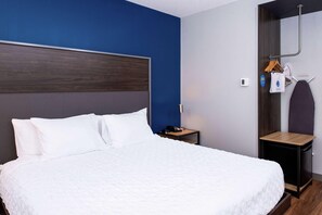 Blackout drapes, iron/ironing board, free WiFi, bed sheets - Tru By Hilton Elkhart (Elkhart)