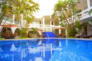 Outdoor pool, pool loungers
