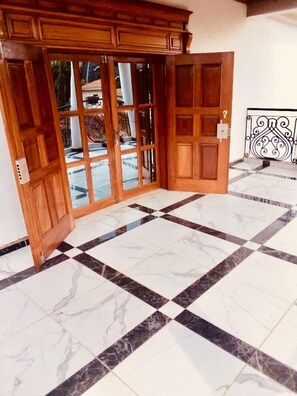 المنشأة من الداخل