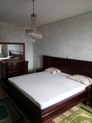 8 عدّة غرف نوم ومكواة/لوح كي وواي فاي وملاءات أسرّة