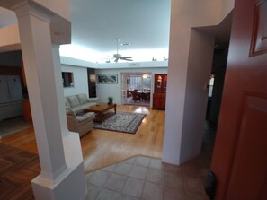 Smart TV, lettore DVD, impianto stereo, studio