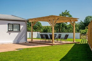 Outdoor dining - Stunning 4 Bedroom Barn Conversion in Rural Devon (Crediton)