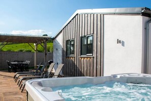 Outdoor dining - Stunning 4 Bedroom Barn Conversion in Rural Devon (Crediton)