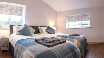 4 bedrooms, iron/ironing board, WiFi, bed sheets