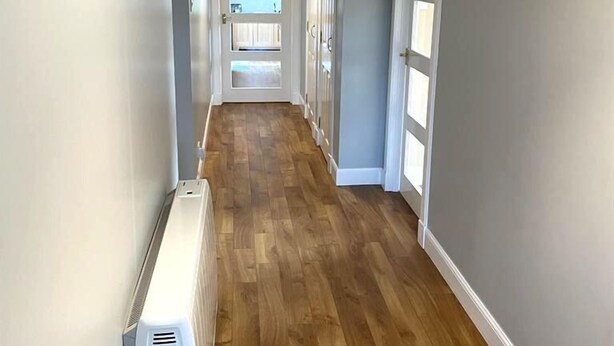 A hallway with wooden flooring, white walls, and a ceiling light fixture. - Tigh Grianach -  a cottage that sleeps 6 guests  in 3 bedrooms (Oban)