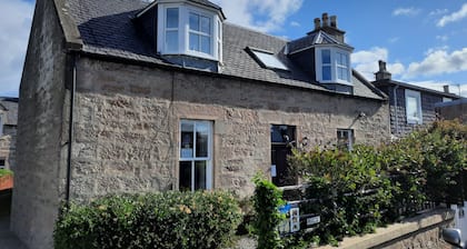 The Nairn House - a house that sleeps 6 guests in 3 bedrooms