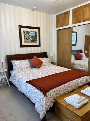 3 bedrooms, internet, bed sheets