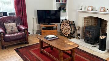 Televisión y chimenea