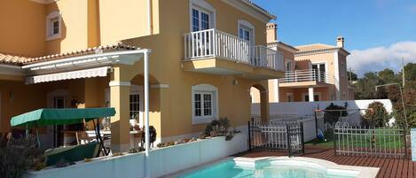 Piscina a l'aire lliure i piscina climatitzada