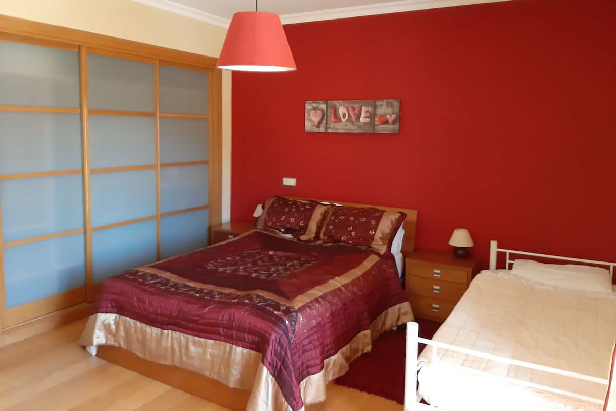 Deluxe Triple Room, City View | 1 bedroom, free WiFi, bed sheets